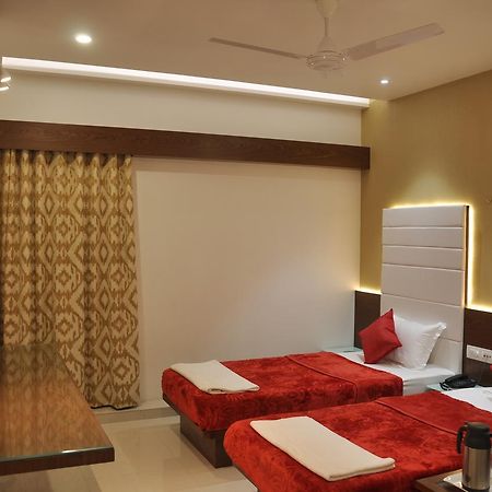 Ashish Restaurant And Guesthouse Surat Ngoại thất bức ảnh
