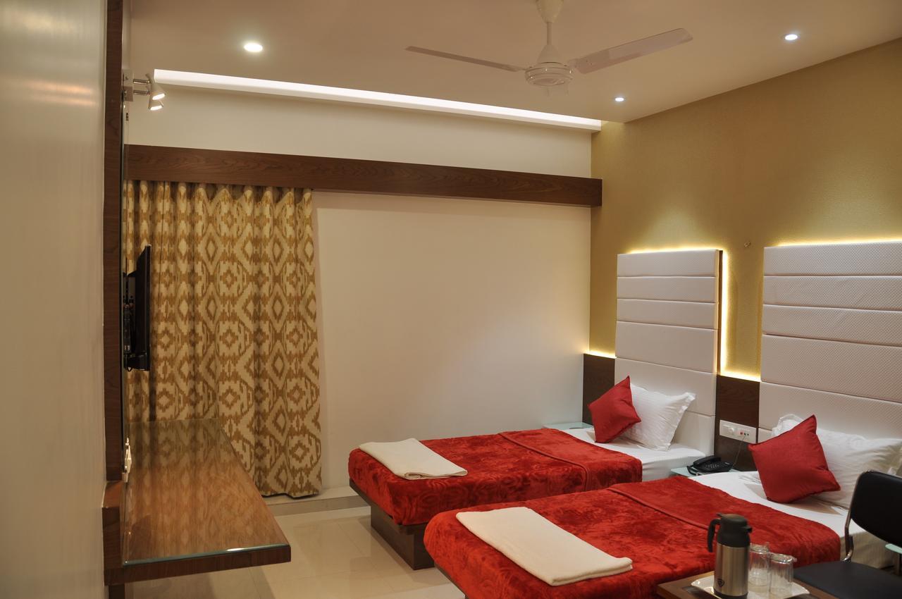 Ashish Restaurant And Guesthouse Surat Ngoại thất bức ảnh