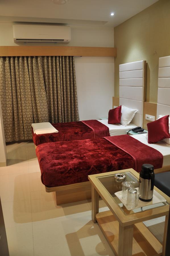 Ashish Restaurant And Guesthouse Surat Ngoại thất bức ảnh
