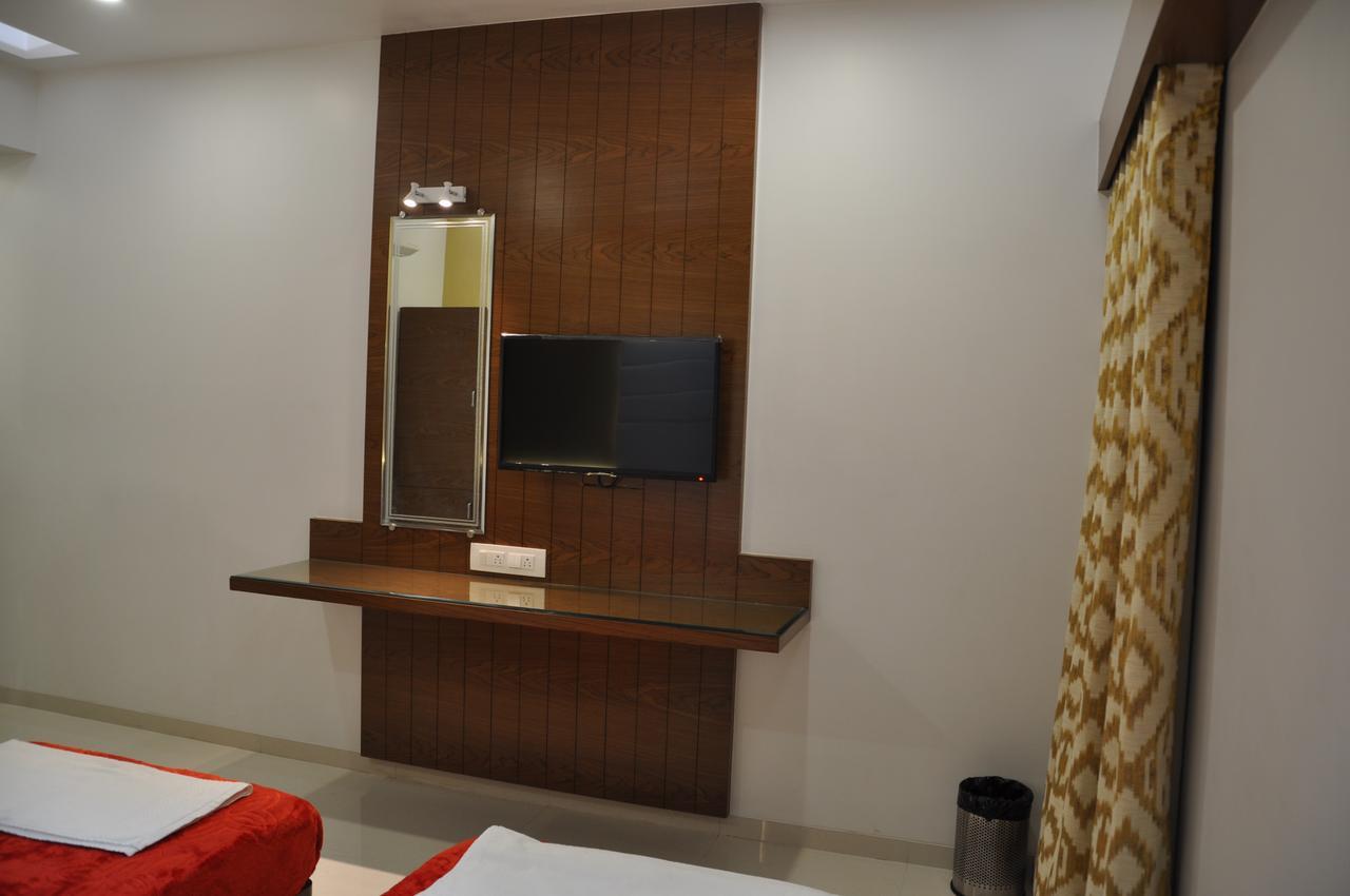 Ashish Restaurant And Guesthouse Surat Ngoại thất bức ảnh